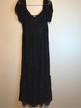 Elegant Black Maxi Dress with Short Puff Sleeves